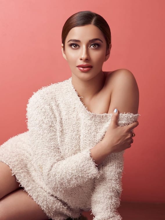 हद से ज्यादा ग्लैमरस हैं ‘पिशाचिनी’