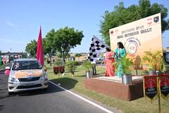 IN Photos: जोधपुर से 15 कारों में रवाना हुई 28 महिलाओं ने निकाली वूमन कार रैली, शहीदों के घर जाएंगी