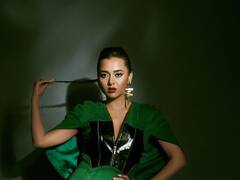 PHOTO : उफ्फ तेरी अदा... सिझलिंग अंदाजात दिसली तेजस्वी प्रकाश