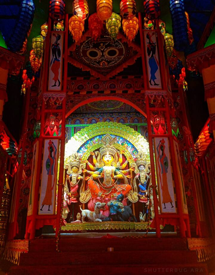 মণ্ডপসজ্জায় তাই এবার প্রধান রঙ লাল, হলুদ, কালো, সবুজ। হলুদে সব রঙের প্রকাশ। কালোতেই লুকিয়ে সব রঙ।