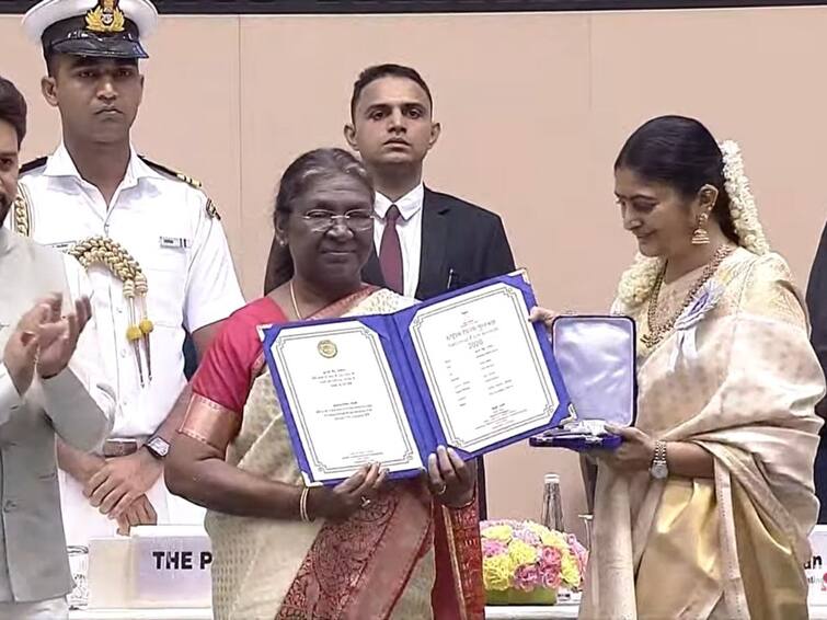 68th National Film Awards 2022 Soorarai Pottru Team Suriya Sudha Kongara Received Best Actors Best Director Actress Awards National Film Awards 2022: இந்தியாவையும்  ஜெயித்த மாறன்! ஐந்து விருதுகளை வாங்கி கெத்து காட்டிய சூரரைப் போற்று!