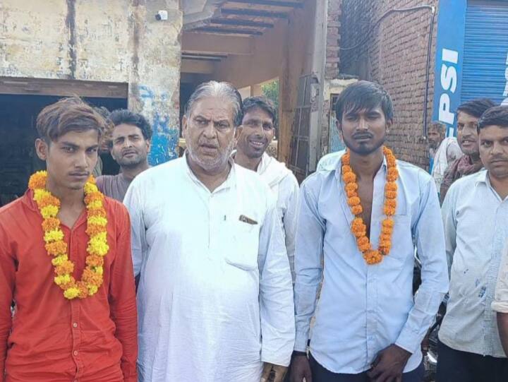 Rajasthan News Traders garlanded the thief caught in Bharatpur arrested by Police ann Rajasthan News: दुकान में चोरी करते हुए पकड़े गए चोर, व्यापारियों ने फूल माला पहनाकर किया पुलिस के हवाले
