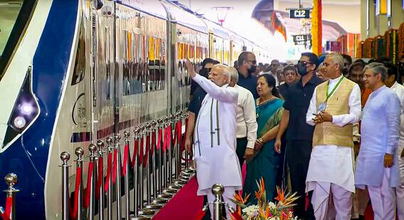 PM Modi In Vande Bharat Train: तीसरे वंदे भारत ट्रेन को हरी झंडी दिखाकर पीएम मोदी ने लिया सफर का आनंद, देखें तस्वीरें