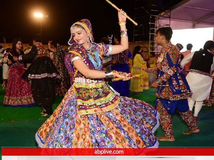 Navratri Garba 2022: नवरात्रि में शक्ति साधना का एक तरीका नृत्य भी है, जिसे गरबा कहा जाता है. गरबे के जरिए मां को प्रसन्न किया जाता है. लेकिन इस गरबा कैसे शुरू हुआ आइए जानते हैं इसका इतिहास