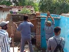 छत्तीसगढ़: गौ हत्या के आरोपियों के मकान को ढहाया गया, रेलवे की जमीन पर किया था अवैध कब्जा