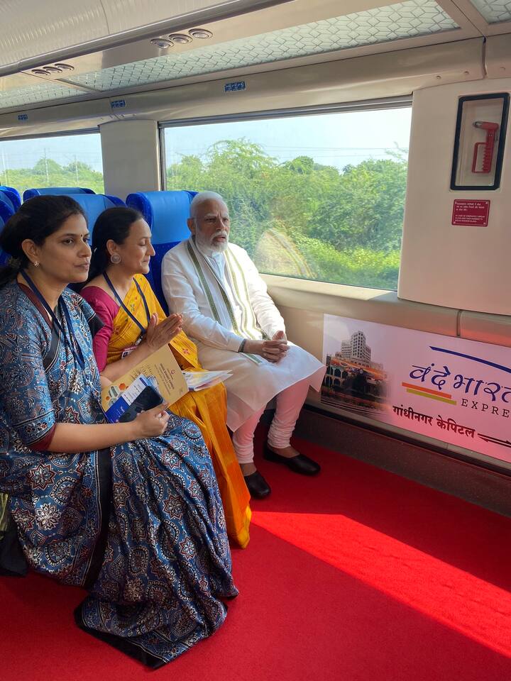 इन तस्वीरों में पीएम नरेंद्र मोदी वंदे भारत एक्सप्रेस ट्रेन में यात्रा करते हुए नजर आ रहे हैं.