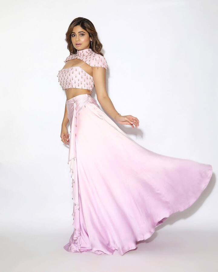 लाइट कलरच्या या आऊटफिटमध्ये अभिनेत्री खूपच सुंदर दिसत आहे. फिकट गुलाबी रंगाच्या लिपस्टिकमध्ये शमिता कहर करत आहे.(फोटो सौजन्य: shamitashetty_official/इंस्टाग्राम)