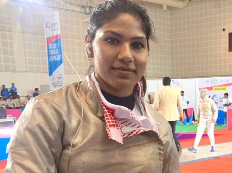 National Games 2022 Bhavani Devi wins gold in Fencing Sabre event 36th National Games Bhavani Devi Wins Gold: தேசிய போட்டி வாள்வீச்சில் ஹாட்ரிக் தங்கம்... தமிழ்நாடு சார்பில் முதல் தங்கம் வென்ற பவானி தேவி... !