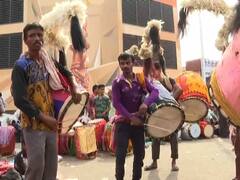 বোধনের আগেই ঢাকে কাঠি, ঢাকের বোলে মুখরিত শিয়ালদা স্টেশন চত্বর