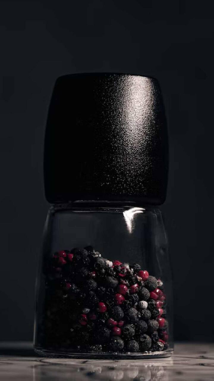 काळी मिरी हा एक औषधी मसाल्याचा पदार्थ आहे जो कोलेस्ट्रॉल, मधुमेह, थायरॉईड, संधिवात, पीसीओएस, लठ्ठपणा यासह अनेक समस्यांपासून दूर ठेवण्यासाठी प्रभावी आहे.