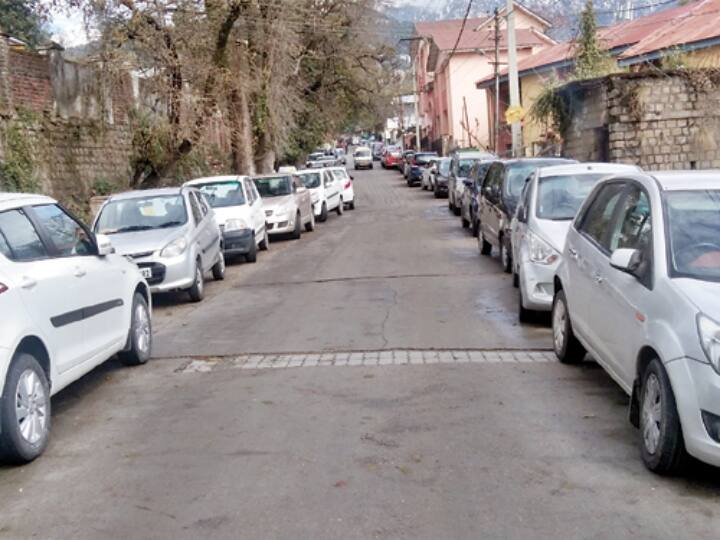 Dharamshala lack of parking space Local people hassled in Himachal Himachal News: स्मार्ट सिटी धर्मशाला की सड़कें बनी गलियां, पार्किंग की जगह न होने से स्थानीय लोग जाम से परेशान