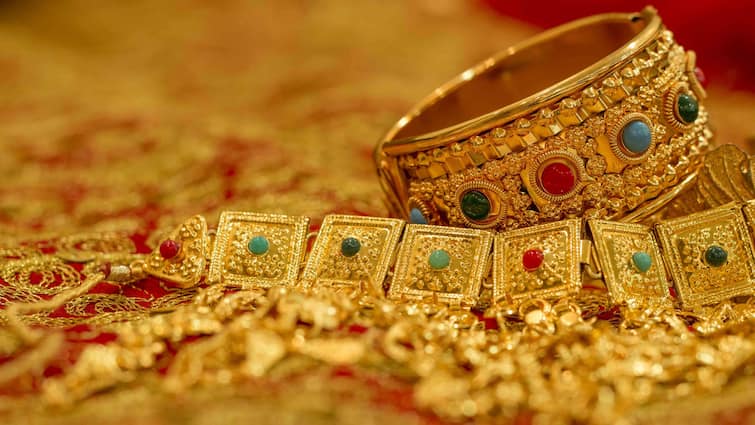 gold rate today gold and silver price in on 10th october 2022 gold and silver rate down today marathi news Gold Rate Today : आठवड्याच्या पहिल्याच दिवशी सोन्या-चांदीच्या दरात घसरण; वाचा तुमच्या शहरातील दर