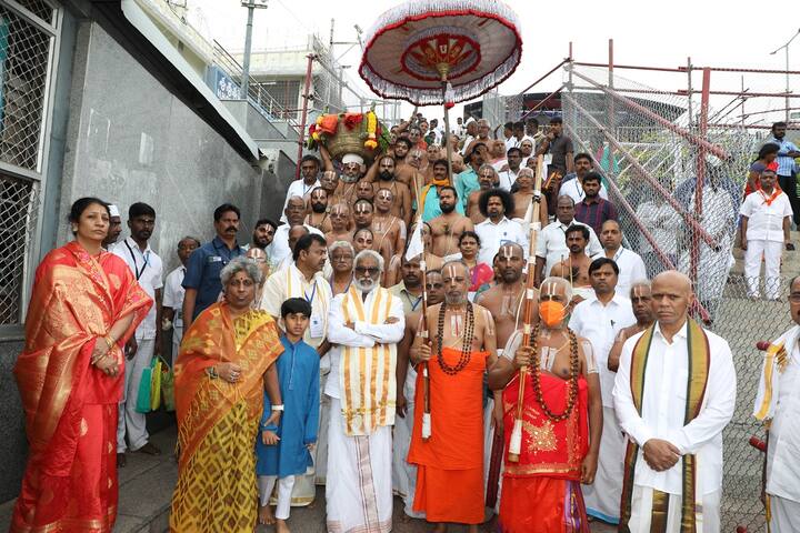 ముందుగా తిరుమలలోని శ్రీ బేడి ఆంజనేయస్వామి ఆలయం వద్ద శ్రీ పెద్దజీయ‌ర్‌ మఠానికి మాలలను తీసుకొచ్చారు. అక్కడ పెద్ద జీయర్ స్వామి, చిన్న జీయర్ స్వామి ఆధ్వర్యంలో ప్రత్యేక పూజలు నిర్వహించారు.