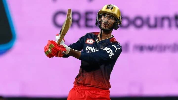 বাকি সব খেলোয়াড়রা ভারতীয় দলে ডাক না পেলেও চলতি দক্ষিণ আফ্রিকা সিরিজে দলে ডাক পেয়েছেন বাংলার শাহবাজ। তবে তিনি এখনও আন্তর্জাতিক অভিষেক ঘটাননি।