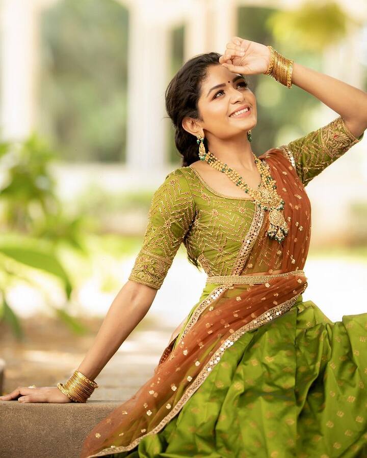 தேனீ மொத்தம் பாக்கத்தான் தங்கமே உன்ன தூக்கித்தான்