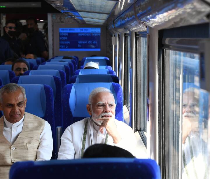 आपको बता दें फिलहाल वंदे बारत दिल्ली से पीएम मोदी के लोकसभा क्षेत्र वाराणसी के लिए चलती है तो दूसरी वंदे भारत ट्रेन दिल्ली से माता वैष्णो देवी माता मंदिर के स्थान कटरा तक जाती है.