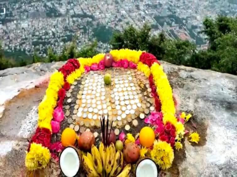 5000 fine for the auto driver hill without permission and worshiped the feet of Annamalaiyar TNN மலையின் மீது ஏறி அண்ணாமலையார் பாதத்திற்கு பூஜை; ஆட்டோ டிரைவருக்கு ரூ. 5 ஆயிரம் அபராதம்