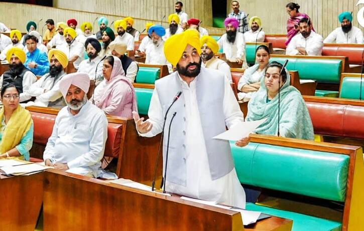 Punjab Vidhan Sabha Session adjourned till Monday by introducing three bills amid the uproar of the opposition party ਵਿਰੋਧੀ ਧਿਰ ਦੇ ਹੰਗਾਮੇ ਵਿਚਾਲੇ ਹੀ ਤਿੰਨ ਬਿੱਲ ਪੇਸ਼ ਕਰ ਵਿਧਾਨ ਸਭਾ ਸੈਸ਼ਨ ਸੋਮਵਾਰ ਤੱਕ ਮੁਲਤਵੀ