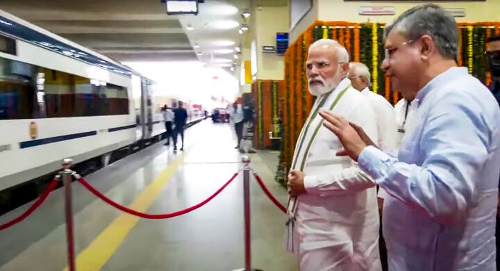 Prime Minister Narendra Modi with Union Minister for Railways Ashwini Vaishnaw during the flag-off of Gandhinagar-Mumbai Vande Bharat Express train. (Source: PTI)