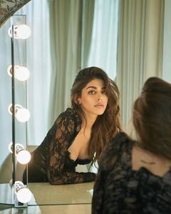 Alaya F Pics: ब्लैक ड्रेस में शीशे के सामने अलाया एफ ने दिए किलर पोज, सामने आईं ऐसी तस्वीरें