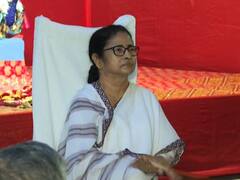 'আমার তো মা নেই, আপনারাই আমার মা' চতুর্থীতে বৃদ্ধাশ্রমে আবেগে ভাসলেন মুখ্যমন্ত্রী