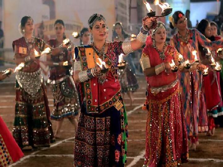 गरबा की शुरुआत में एक कच्चे मिट्‌टी के घड़े को फूलों से सजाया जाता है. इस घड़े में कई छोटो-छोटे छेद होते हैं. इसके अंदर दीप प्रज्वलित कर रख देते हैं और मां शक्ति का आव्हान किया जाता है. इस दीप को ही गर्भदीप कहते हैं.