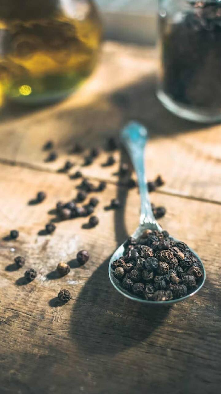 तुमच्या स्वयंपाकघरात असलेले अनेक मसाले हे औषधी गुणधर्मांनी परिपूर्ण असतात, ज्याचा आरोग्याला फायदा होतो. यापैकी एक म्हणजे काळी मिरी. जेवणाची चव वाढवण्यासाठी काळी मिरी वापरली जाते. जेवणाची चव वाढवण्यासोबतच काळी मिरी तुमच्या आरोग्यासाठी खूप फायदेशीर आहे.