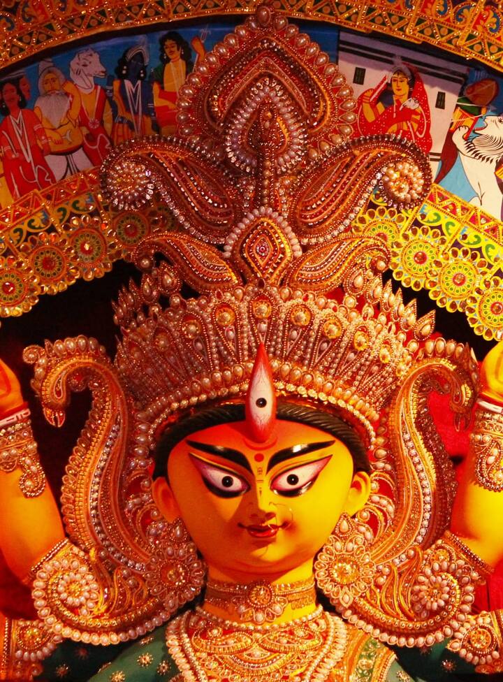 কালোই সব আলো - এই ভাবনাই এবার প্রতিফলিত হাজরা রোডের দেওদার রোডের বালক সঙ্ঘের পুজোয়। তাঁদের মণ্ডপ ভাবনা কেন্দ্রে এবার জগন্নাথ দেব। তাঁর কালো অঙ্গই সব রঙের উৎস বলে মনে করেন শিল্পী। 