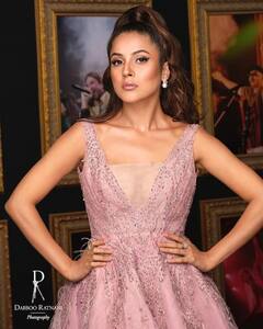 Shehnaaz Gill Pics: ਸ਼ਹਿਨਾਜ਼ ਗਿੱਲ ਬਣੀ ਬਾਰਬੀ ਡੌਲ, ਫ਼ੈਨਜ਼ ਨੂੰ ਪਸੰਦ ਆਇਆ ਨਵਾਂ ਸਟਾਇਲ