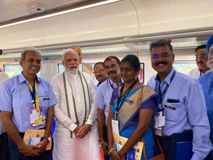Gandhinagar Mumbai Vande Bharat Express train: PM Modi interacting with workers ANN पीएम मोदी ने गांधीनगर-मुंबई वंदे भारत एक्सप्रेस ट्रेन को दिखायी हरी झंडी, सफर भी किया, जानें इसकी खासियत