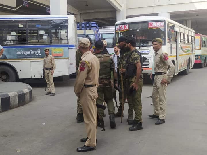 Sticky Bomb Blast Jammu Kashmir Police is Prepared And Checking Bus Stand and Railway Station ANN Jammu Kashmir: स्टिकी बम धमाके की घटना के बाद जम्मू-कश्मीर पुलिस अलर्ट, ऐसे रखी जा रही है नजर