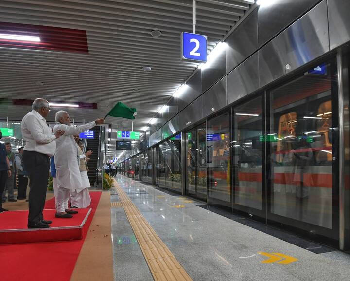 Ahmedabad Metro : વડાપ્રધાન નરેન્દ્ર મોદીએ આજે અમદાવાદ મેટ્રો ટ્રેનનો પ્રારંભ કરાવ્યો હતો. આ સાથે મેટ્રો ટ્રેનના ફેઝ-1ને લોકો માટે ખુલ્લો મુકી દેવામાં આવ્યો છે.