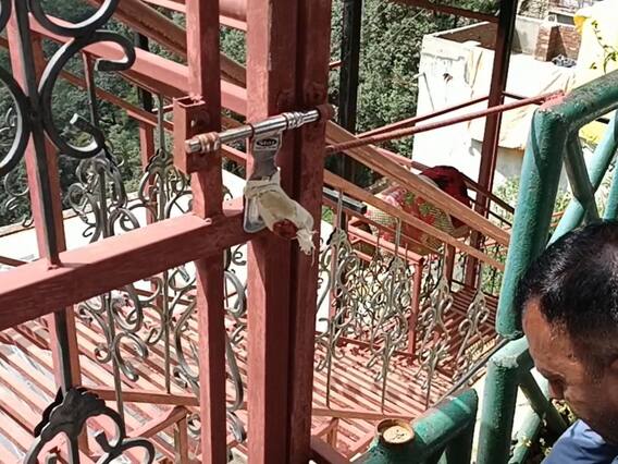 Mussoorie News: नोटिस को अनदेखा करना पड़ा भारी, मसूरी-टिहरी बस स्टैंड पर तीन अवैध दुकानें और एक मकान सील Mussoorie News: नोटिस को अनदेखा करना पड़ा भारी, मसूरी-टिहरी बस स्टैंड पर तीन अवैध दुकानें और एक मकान सील
