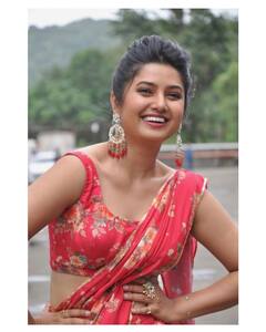 PHOTO : ‘टूथपेस्टच्या जाहिरातीसाठी मॉडेलिंग वगैरे केलं का?’ प्राजक्ता माळीच्या फोटोंवर चाहत्यांच्या भन्नाट कमेंट्स!