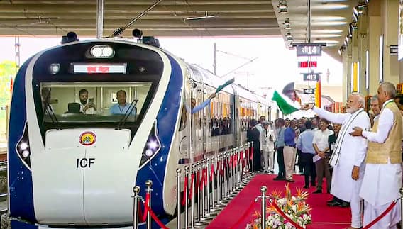 PM Modi In Vande Bharat Train: तीसरे वंदे भारत ट्रेन को हरी झंडी दिखाकर पीएम मोदी ने लिया सफर का आनंद, देखें तस्वीरें