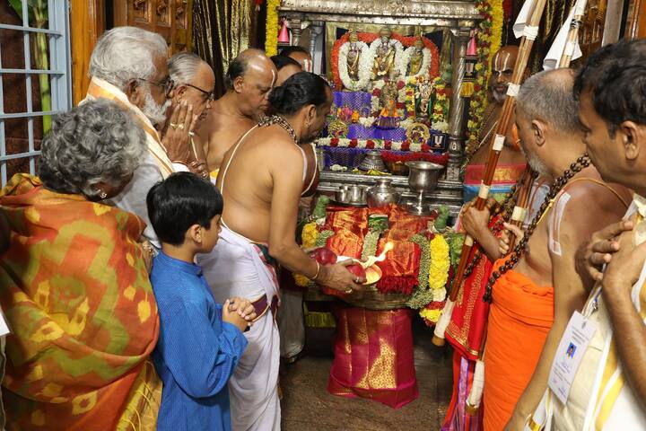 టీటీడీ ఛైర్మన్ వైవీ.సుబ్బారెడ్డి, టీటీడీ ఈవో.ధర్మారెడ్డి, తమిళనాడు దేవదాయ శాఖ జాయింట్ కమిషనర్ సెల్లదొరై, విల్లిపుత్తూరు ఆలయ ఛైర్మన్ రవిచంద్రన్ ఆధ్వర్యంలో మంగళవాయిద్యాల నడుమ ఊరేగింపుగా గోదాదేవి మాలలను శ్రీవారి ఆలయంలోకి తీసుకెళ్లారు.