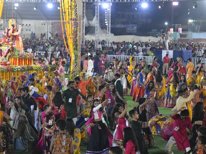 प्रधानमंत्री नरेंद्र मोदी (PM Modi) अहमदाबाद (Ahmedabad) के जीएमडीसी मैदान में नवरात्रि महोत्सव में शामिल हुए.