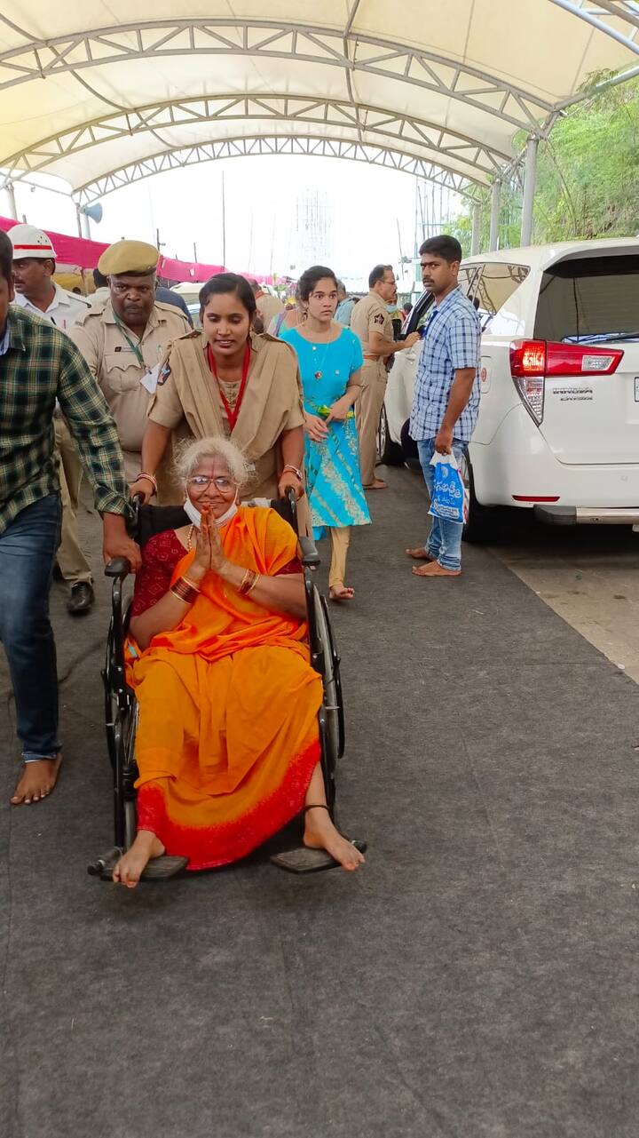 విజ‌య‌వాడ‌లో జ‌రుగుతున్న ద‌స‌రా ఉత్స‌వాల్లో వృద్దుల‌కు స‌హ‌య‌ప‌డుతున్న పోలీసులు