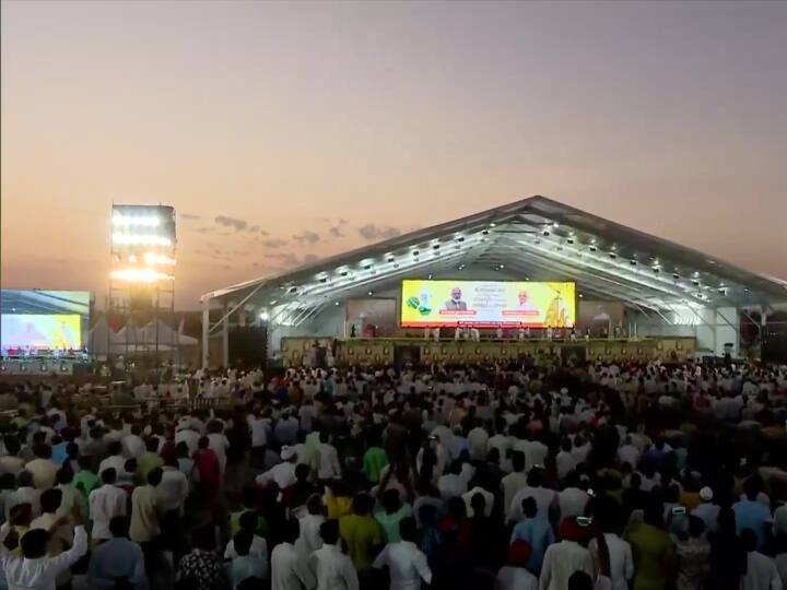 इससे पहले पीएम मोदी दिन ने में गांधीनगर और मुंबई सेंट्रल के बीच वंदे भारत एक्सप्रेस ट्रेन को झंडी दिखाकर रवाना किया था.
