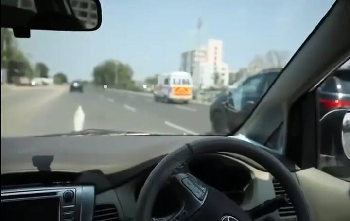 PM Modi en route from Ahmedabad to Gandhinagar, stopped his convoy to give way to an ambulance PM Modi Gujarat Visit: PM મોદીના કાફલાએ એમ્બ્યુલન્સને જવા માટે આપ્યો રસ્તો, જુઓ વીડિયો