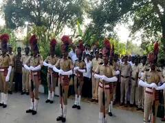 PHOTO : हवेत बंदुकीच्या फैरी झाडून लातूरमधील भूकंपातील मृतांना अभिवादन