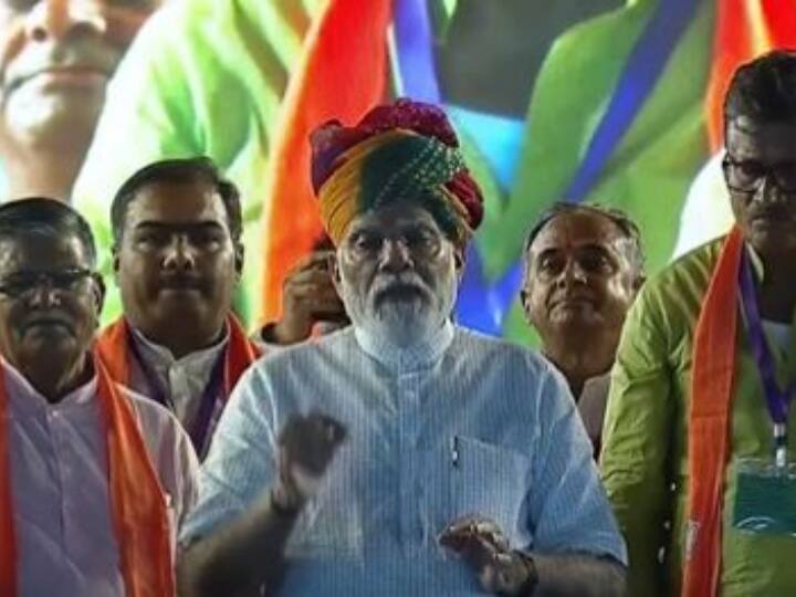 PM Narendra Modi Abu Road in Rajasthan did not use a mic to address the huge gathering Loudspeaker Row: रात 10 बजे के बाद मंच पर पहुंचे पीएम मोदी, बिना माइक के ही दिया भाषण, लोगों से मांगी माफी