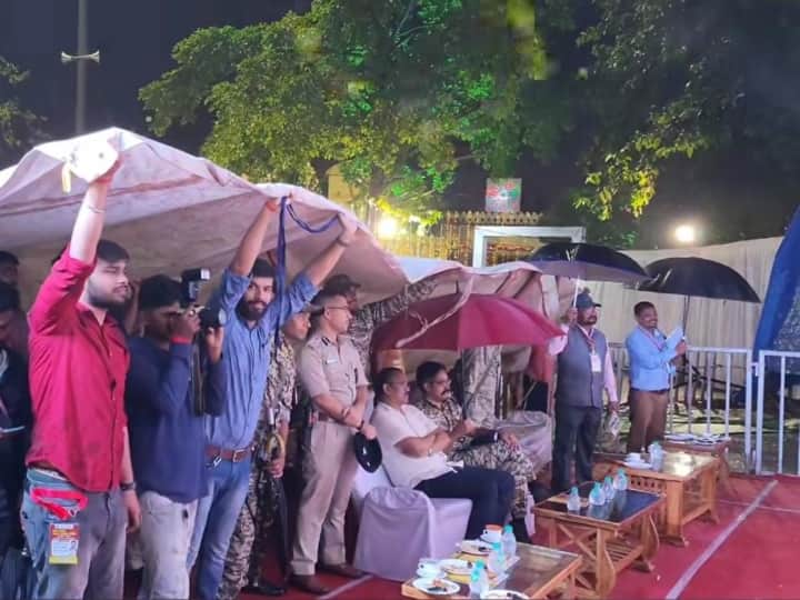 Bastar officers of district were forced to watch Dussehra event under Tripal Chhattisgarh ann Bastar News: तिरपाल के नीचे आयोजन देखने को मजबूर हुए जिले के बड़े अधिकारी, व्यवस्था की खुली पोल