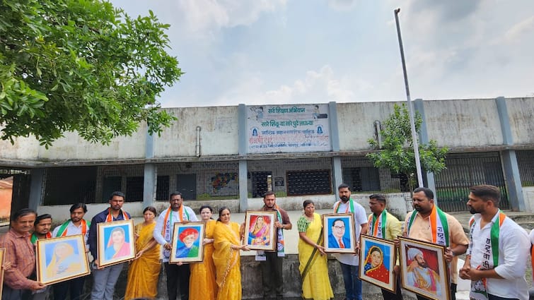 maharashtra news nashik news support of Bhujbal, NCP youth distributed portraits of great men to schools Nashik NCP : भुजबळांच्या समर्थनार्थ राष्ट्रवादी मैदानात, महापुरुषांच्या प्रतिमा शाळांना सप्रेम भेट