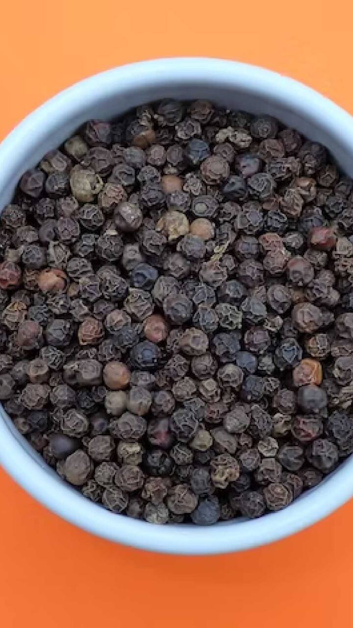 झोपेच्या वेळी दुधात चिमूटभर सुंठ पावडर टाकून प्यायल्याने चांगली झोप येते आणि सांधेदुखीपासून आराम मिळतो.