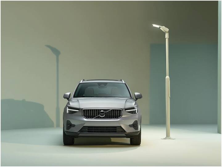 Volvo XC40 Discount Offer Volvo offering the heavy discount on their XC40 Mild Hybrid see full details  Volvo XC40 Discount Offer: वोल्वो की इस कार पर मिल रहा तगड़ा डिस्काउंट, कर सकते हैं लाखों रुपये की बचत 