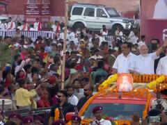 PM Modi in Banaskantha: पीएम मोदी ने बनासकांठा में किया रोड शो, विभिन्न परियोजनाओं की रखी आधारशिला, देखें तस्वीरें
