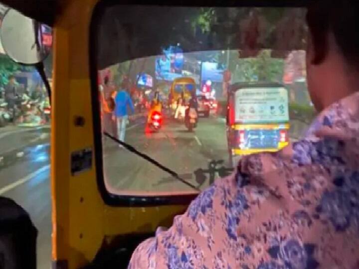 Mercedes India CEO takes an auto-rickshaw after getting stuck in Pune traffic. Internet reacts என்னதான் பென்ஸ் சிஇஓவாக இருந்தாலும்.. அவசரத்துக்கு ஆட்டோதாங்க கை கொடுத்திருக்கு.. இதை படிங்க..