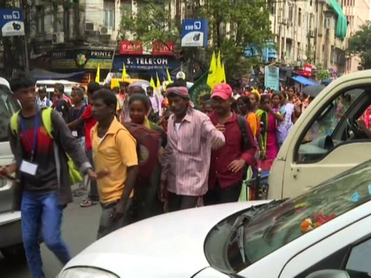 Due to the Kolkata campaign of the tribals, massive traffic jam on many roads of the city Kolkata News: আদিবাসীদের কলকাতা অভিযানের জের,পঞ্চমীর সকালে শহরের একাধিক রাস্তায় ব্যাপক যানজট