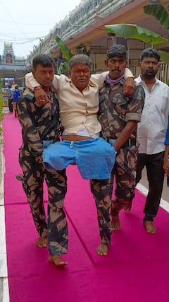 బెజ‌వాడ దుర్గ‌మ్మ ద‌ర్శ‌నానికి వ‌చ్చే దివ్యాంగులు, వృద్దులు - చేయూత నిస్తున్న ఖాకీలు